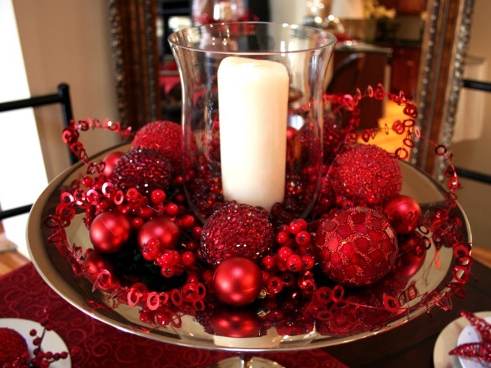 Tischdeko-mit-Kerzen-in-roter-Farbe