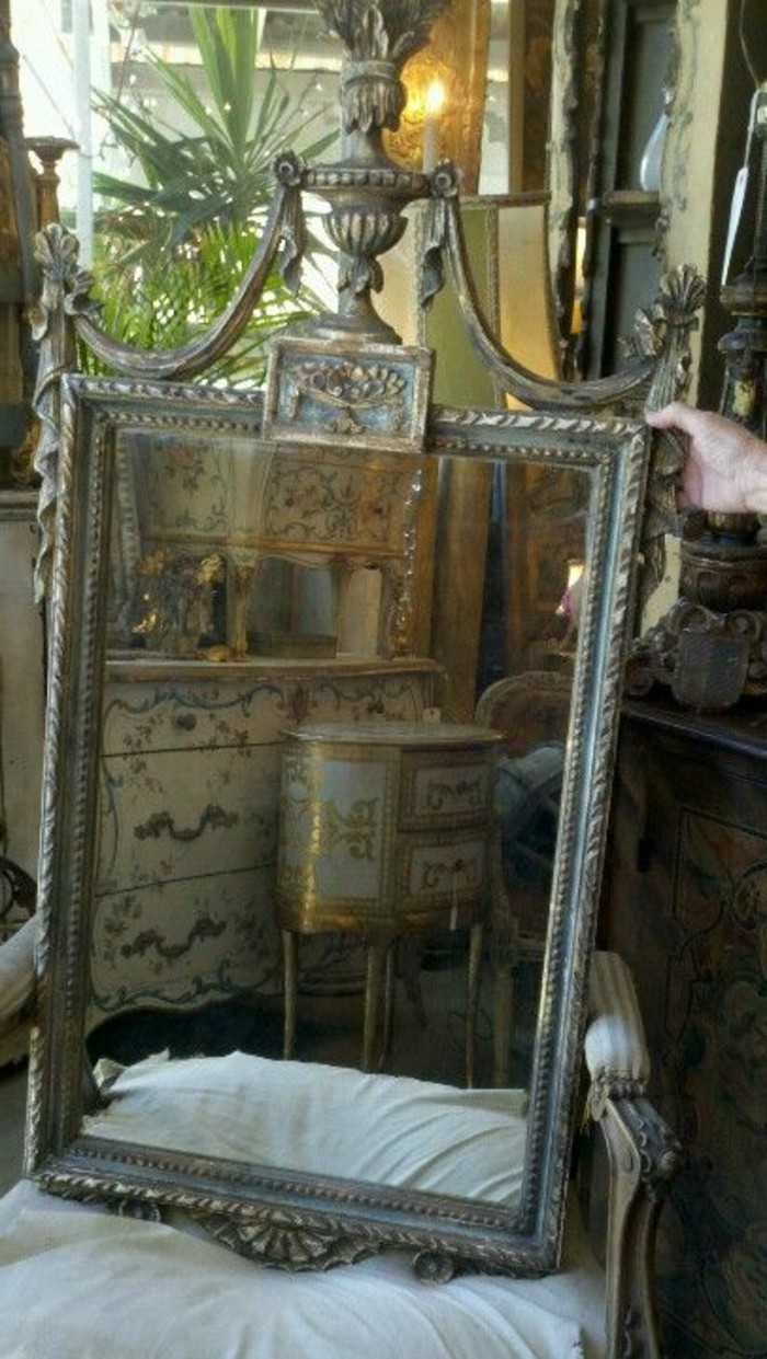 antiker-spiegel-mit-ausgefallenen-rahmen