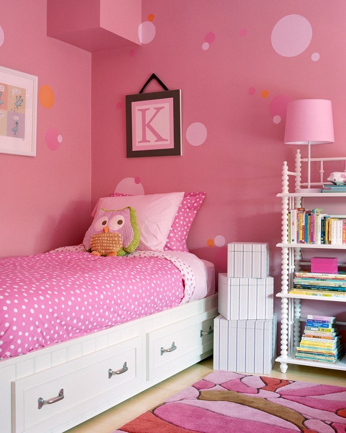Schlafzimmer-farblich-gestalten-mit-Rosa-Ein-modernes-Interieur