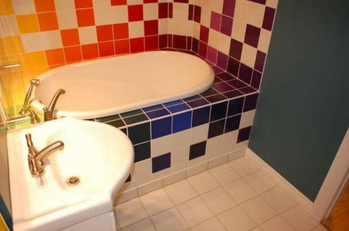 badezimmer-fliesen-streichen-in-vielen-farben