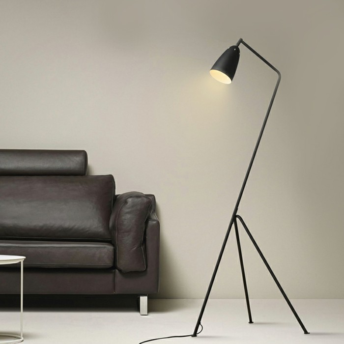 moderne-stehlampe-einmaliges-design-schickes-sofa