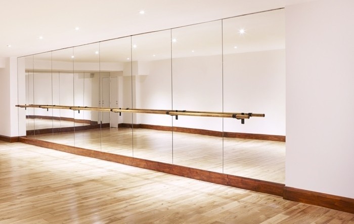 ballettstangen-studio-einrichten-spiegel-und-ballettstange