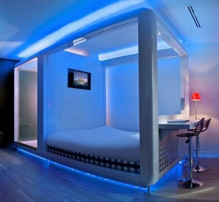 fantastisches-schlafzimmer-mitblauemlicht-lichtunterdembett-roteslichtimschlafzimmer