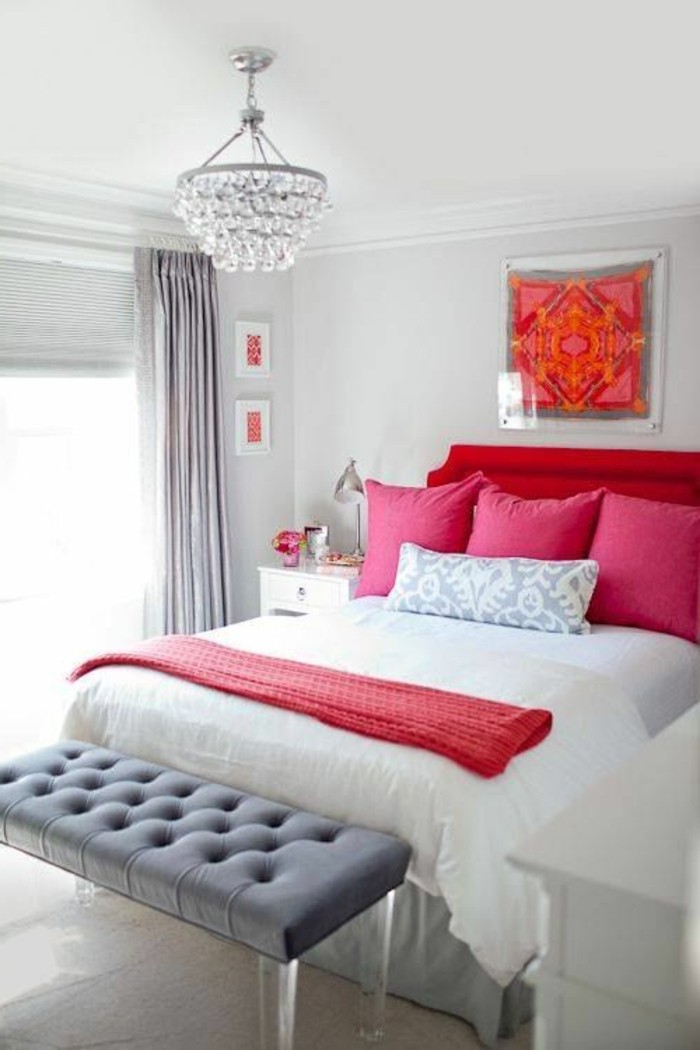 schlafzimmer-dekorieren-kronleuchter-aus-kristall-rosa-kissen