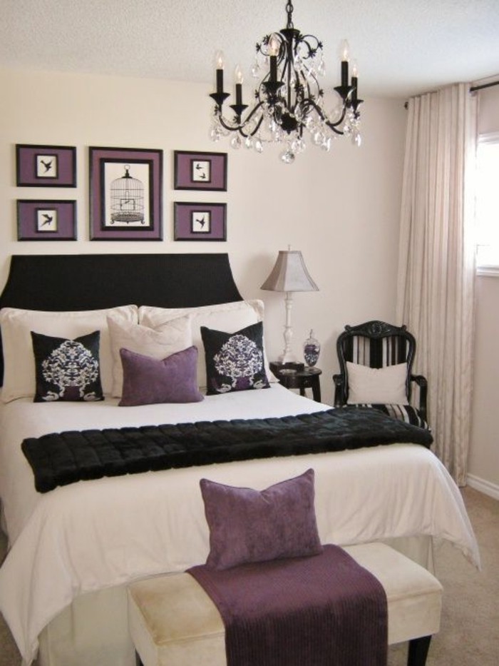 schlafzimmer-dekorieren-schwarzer-kronleuchter-aus-kristall-lila-bilder-lila-kossen