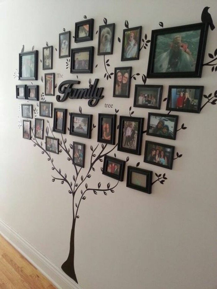 bilderrahmen-wand-familienbaum-mit-fotos-graue-wand-boden-aus-holz