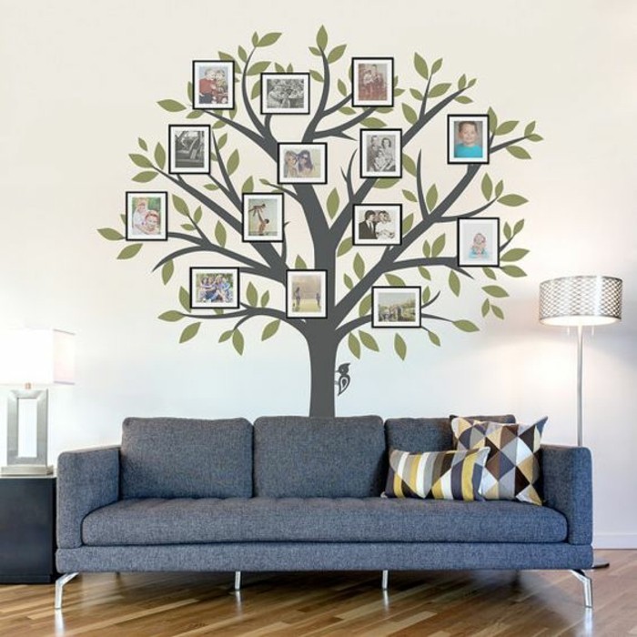 fotowand-ideen-familienbaum-aus-fotos-grauer-sofa-lampe