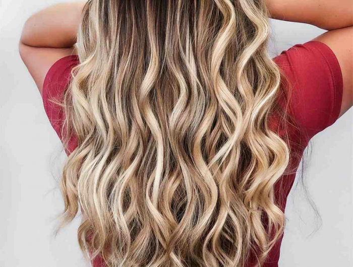 Blonde Haare mit Strähnen und hilfreiche Pflegetipps