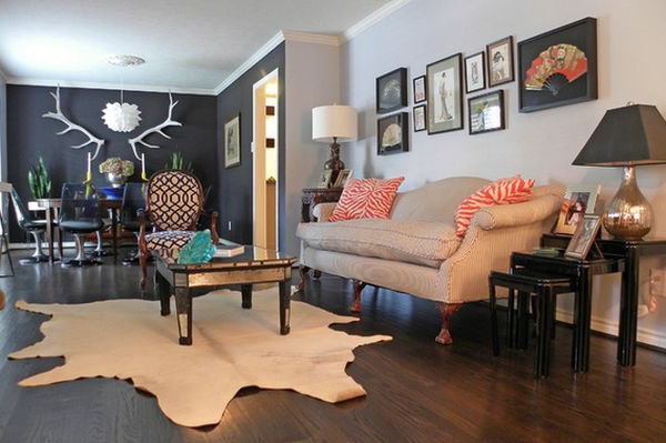 Kreativ ausgestatteter Nest Tisch und moderner Teppich im originellem Wohnzimmer