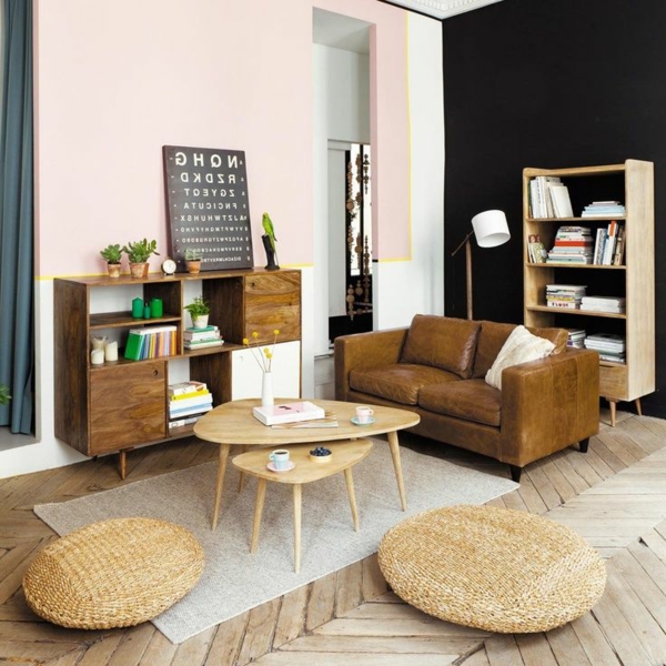 Schön gestaltetes Wohnzimmer mit einem Nest Tisch aus Holz