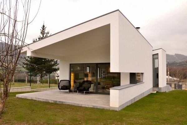 Weiße Fassade und Sessel mit Blick auf die Landschaft für ein auffallendes Haus Design