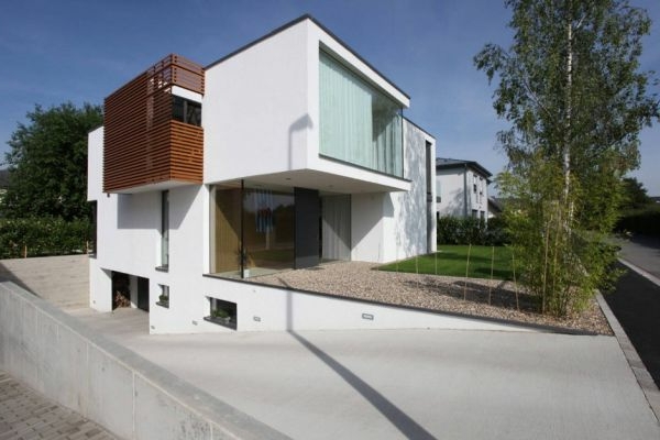 Klasse Haus im Weiß mit origineller Außenarchitektur und umfänglichem Hofraum