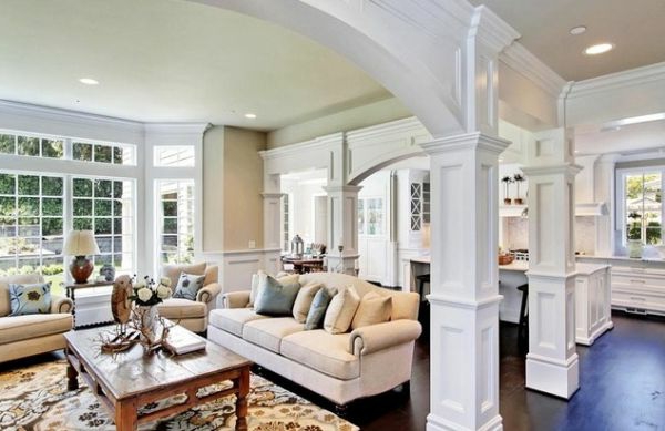 Schön eingerichtetes Wohnzimmer mit weißen Säulen-ein Beispiel für Hausbau