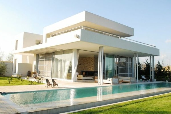 Großer luxus Pool und Wände aus Glass für originelles Haus Modell im Weiß