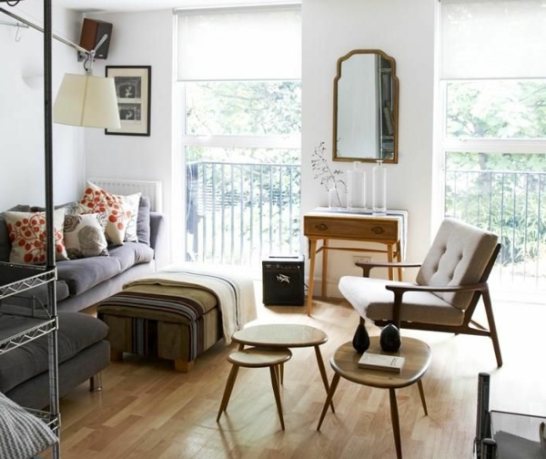 Wohnzimmer mit interessanten Deko Elementen und neuartigem Nest Tisch Design