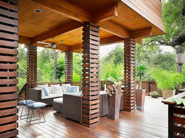Säulen aus Holz für asiatische Atmosphäre im Haus