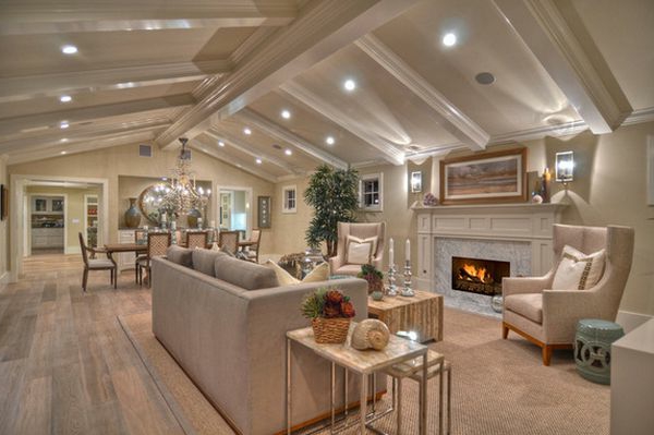 Schöner Kamin, weiße Wandgestaltung und Nest Tisch in einem luxus Wohnzimmer