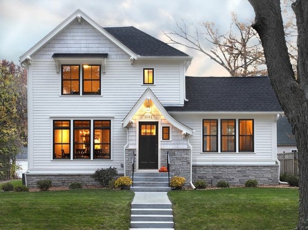 Warme Bleuchtung und grüner Hofraum für ein schönes Haus im Weiß
