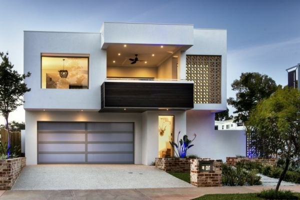 Schöne Terrasse und großer Garage im weißen luxus Haus