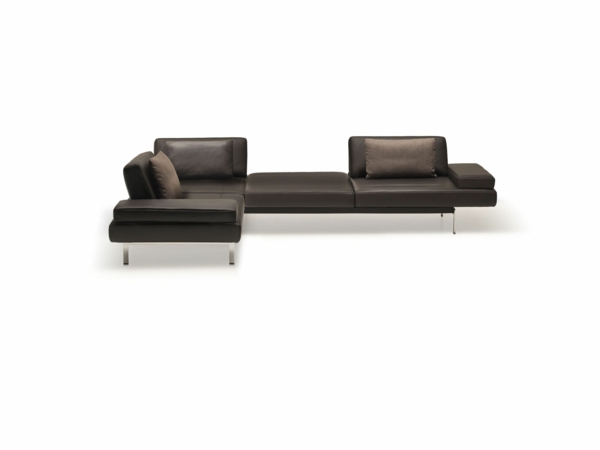 Braunes Sofa aus Leder mit interessantem Design
