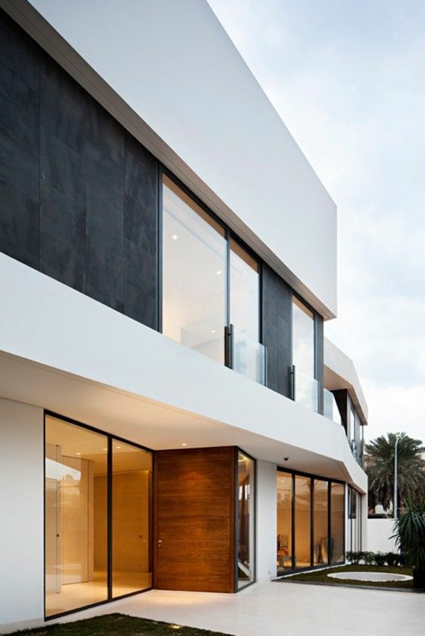 Weiße Fassade für ein modernes und geschmackvolles Haus