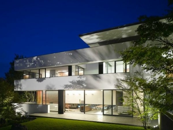 Weißes Haus Modell mit flachem Dach und gläserne Wände