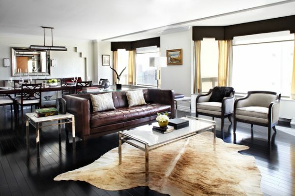 Flaumiges Teppich und luxus leder Sofa im Wohnzimmer