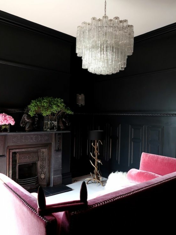 Kronleuchter aus Glas in Kombination mit rosigem Sofa- ein richtig schönes Wohnzimmer