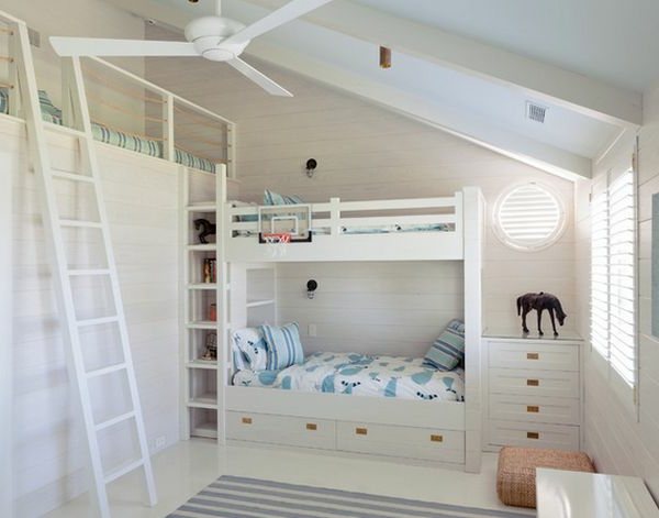 Drei Betten in drei Etagen für ein originelles Modell vom Kinderzimmer