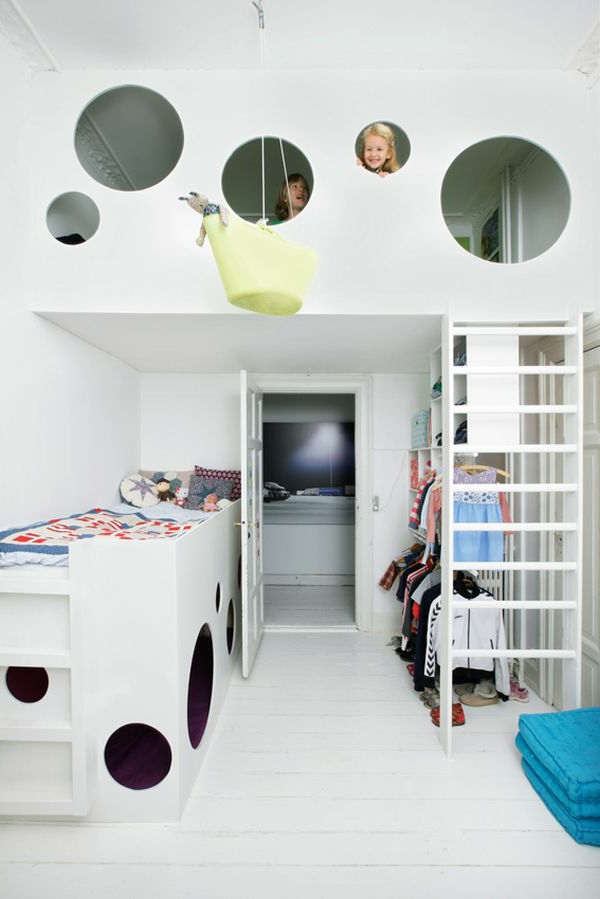 Weiße Farbtönung und Spielraum im zweiten Stock für Kinderzimmer