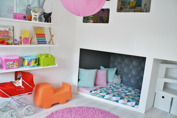 Interessantes Bett Modell für Kinderzimmer- Regalsystem und rosiger Kronleuchter