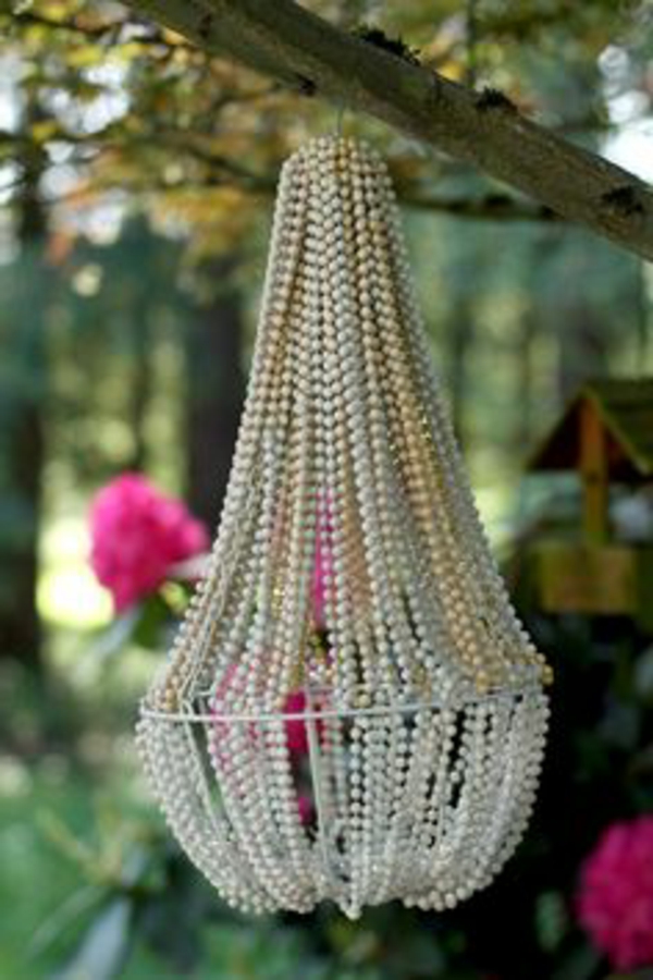 DIY lampe aus perlenketten - vom baumzweig hängend