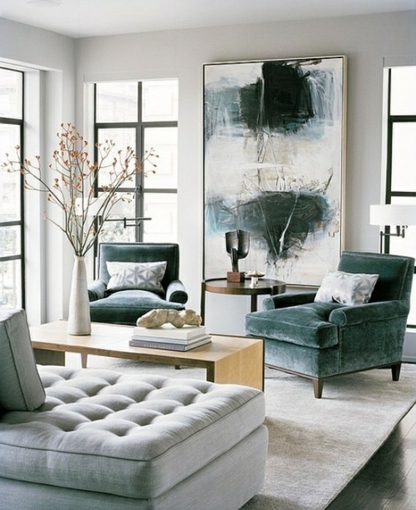 Hohe Decke und dunkle Sessel im luxus Wohnzimmer