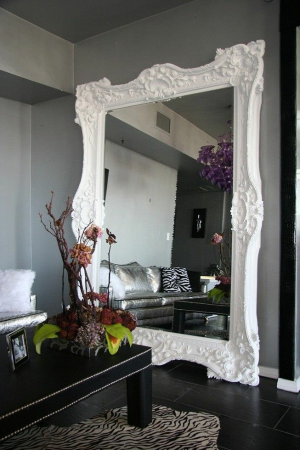 Elegantes Wohnzimmer mir grauen Wänden und geschmackvollem Spiegel