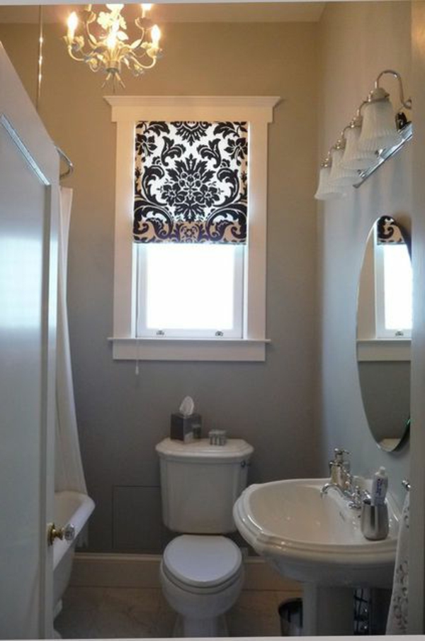 Schwarze und Weiße Farbe für ein modernes Gardinen Modell im Badezimmer
