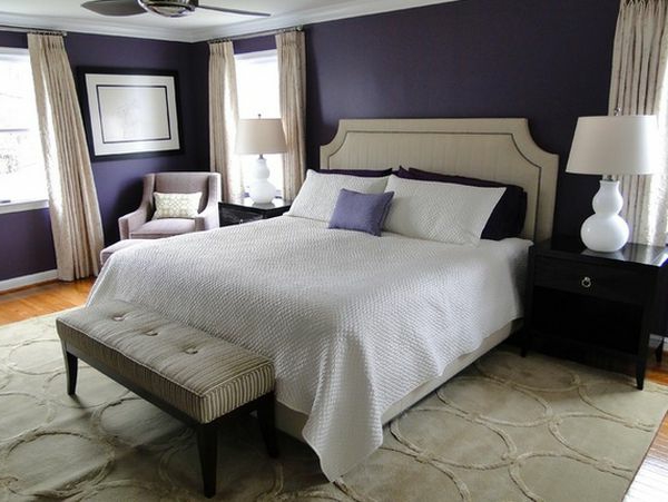 Wandgestaltung in dunklen Farben und weiße Gardinen für ein modernes Schlafzimmer