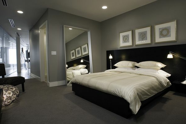 Gemälde an der Wand und graue Farbtönung im Schlafzimmer mit moderner Einrichtung