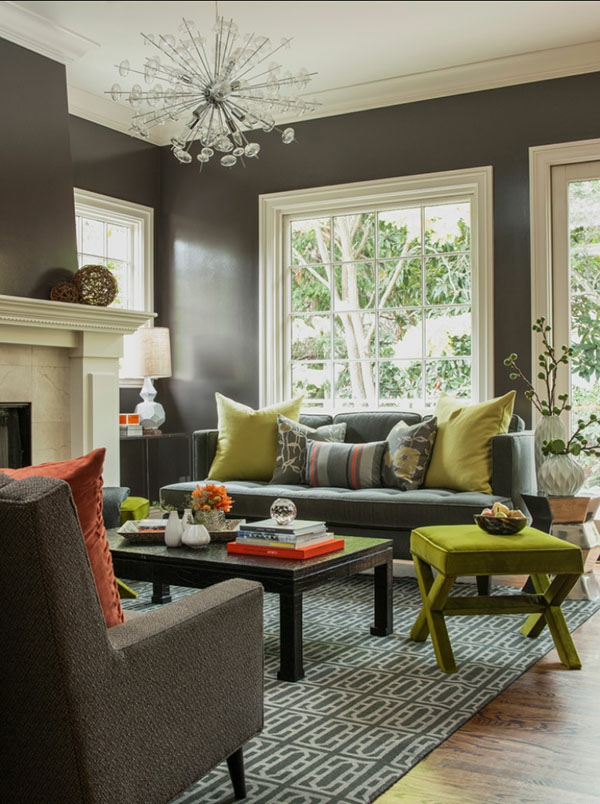 graue wandgestaltung und kronleuchter aus glas für ein modernes wohnzimmer design