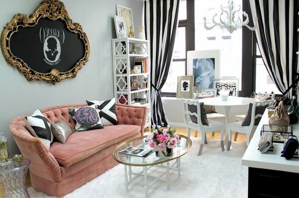 Schönes Wohnzimmer mit einer dekorativen Kreidetafel