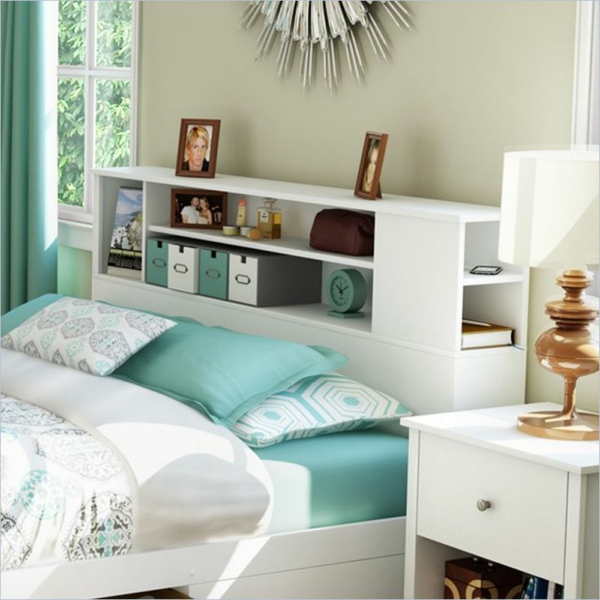 Schlafzimmer mit blauer Ausstattung und Regalsystem fürs Kopfbrett