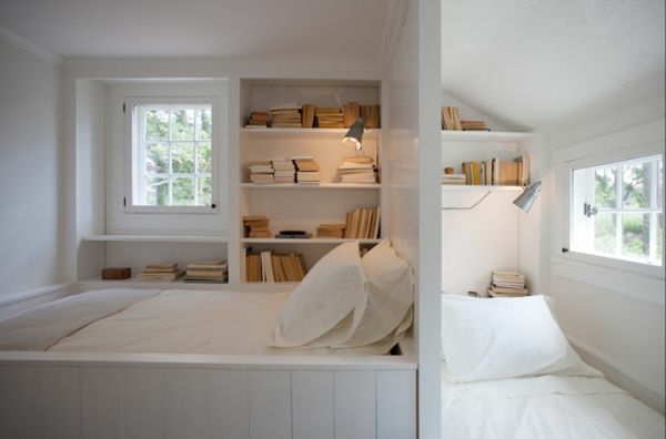 Bücherregale und weiße Bezüge für ein schönes Schlafzimmer
