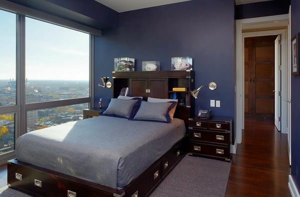 Hohes Bett und wunderschöner Blick im Schlafzimmer mit modernem Design