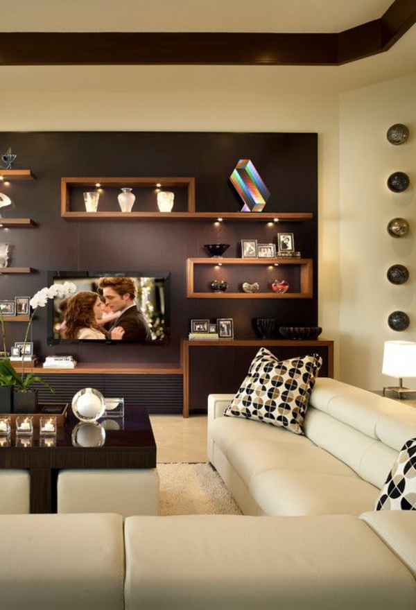 Braune Farben in einem Wohnzimmer mit extravagantem Regalsystem