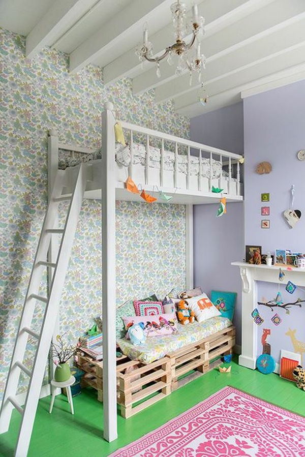 Weißes Hochbett und Kronleuchter aus Glas für ein richtig schönes Kinderzimmer