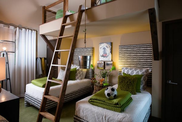 Treppe aus Holz und drei Betten für ein originelles Kinderzimmer Design