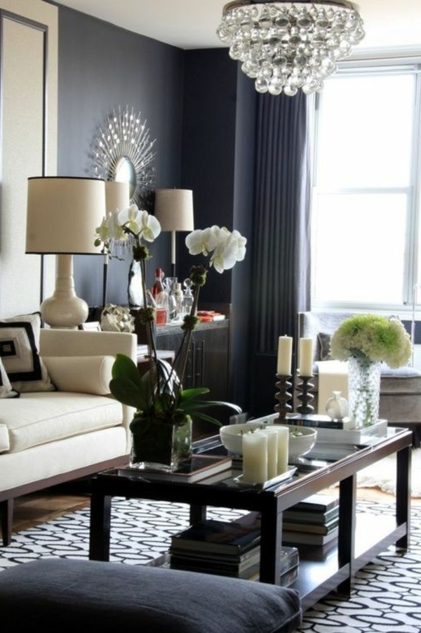 Luxus Wohnzimmer mit auffälliges Design- graue Gardinen und gläserner Kronleuchter