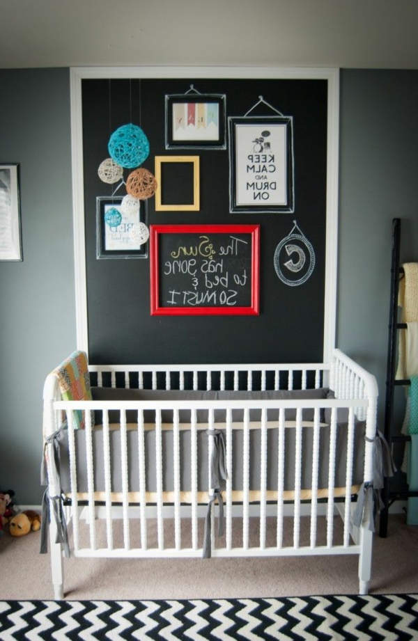 Auffälliges Design von Kreidetafel für ein modernes Babyzimmer