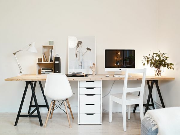 Schönes Arbeitszimmer mit einem Schreibtisch und zwei Stühlen im Weiß