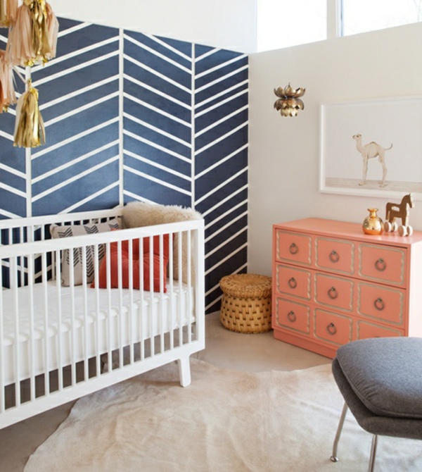 babyzimmer mit interessanter wandgestaltung - dunkel blau und weiß
