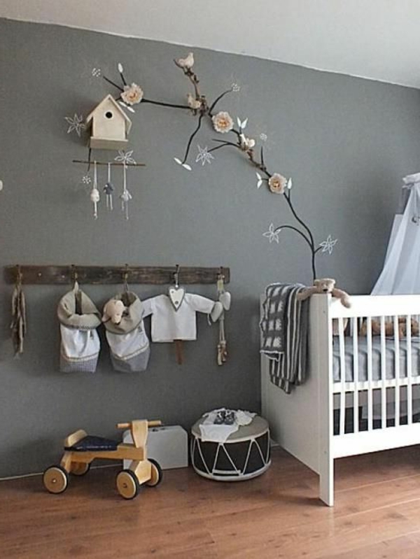 zweige und schöne deko im babyzimmer - graue hauptfarbe